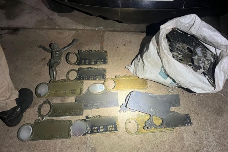 PRE apreende carro com objetos furtados de cemitério, na PR-323. Na foto, os objetos de pessoas falecidas.