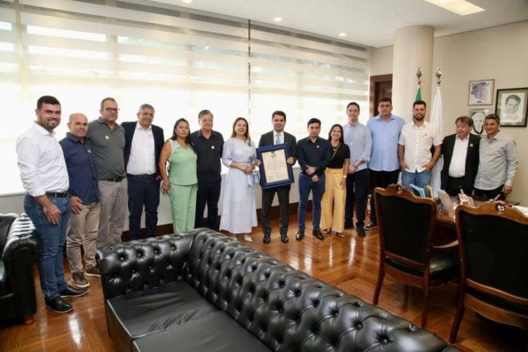 Amerios homenageia Alexandre Curi. Na foto, o deputado ao lado dos membros da Amerios.