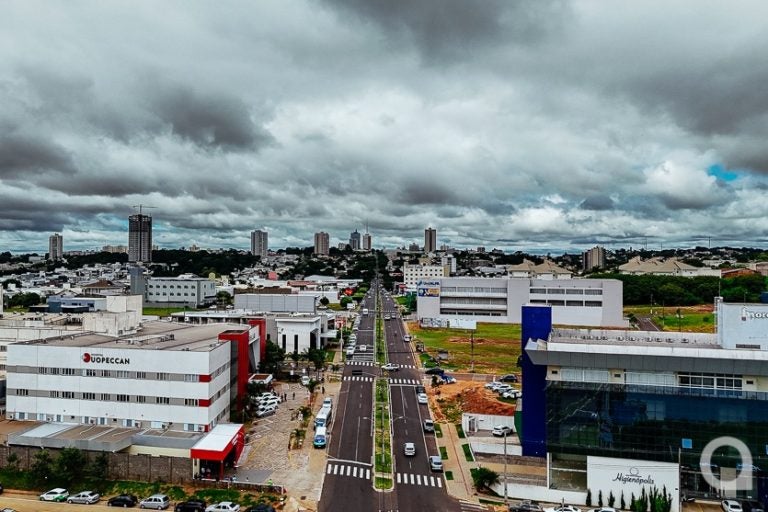 Alerta para chance de temporal em Umuarama entra em vigência. Na foto, uma imagem aérea da Capital da Amizade com céu nublado.