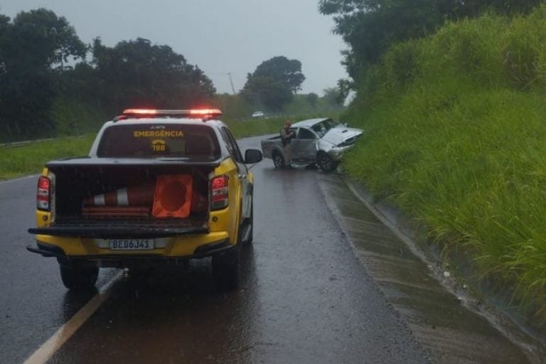Capotamento na PR-323 deixa condutor ferido. Na foto, o veículo da vítima às margens da rodovia.