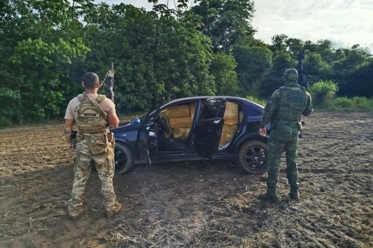 Apreensão de cigarros em Terra Roxa. Na foto, agentes da PF e do BPFron ao lado do veículo carregado com o contrabando.