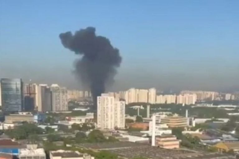 Avião cai em São Paulo na manhã desta sexta-feira (7). Na foto, uma imagem aérea da fumaça na cidade decorrente do acidente.