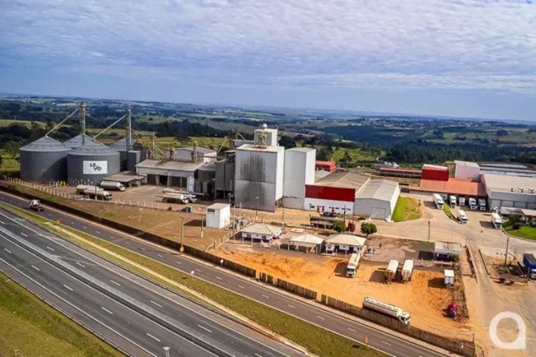 Levo alimentos divulga vagas em Umuarama. Na foto, uma imagem aérea da empresa.