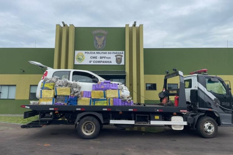 255 kg de drogas em Umuarama são apreendidos pelo BPFron. Na foto, o veículo e a droga transportados por um guincho policial.