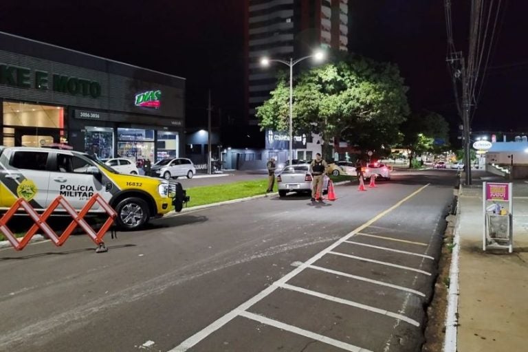 Operação Lei seca em Umuarama. Na foto, uma fiscalização de veículos na Av. Paraná.