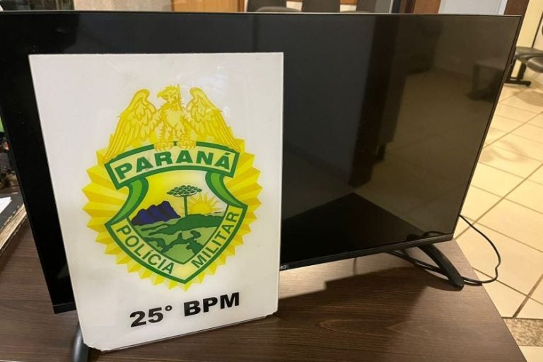 Mulher é presa na antiga Rodoviária de Umuarama. Na foto, a TV que ela havia furtado.