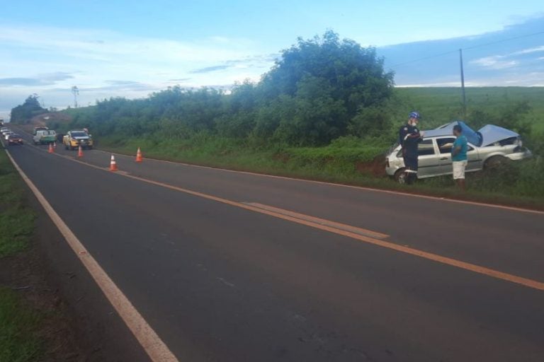 Colisão frontal na PR-492. Na foto, o veículo parado às margens da rodovia, ao lado de um trânsito interrompido no trecho.