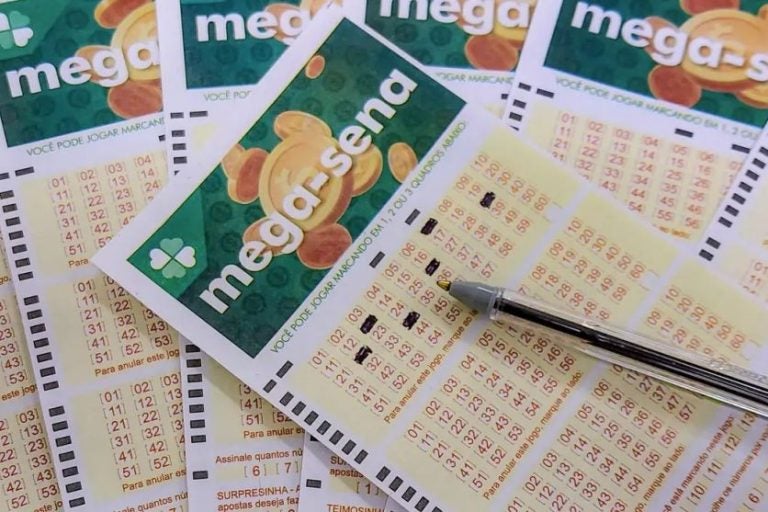Mega-Sena sorteia R$ 39 milhões neste sábado. Na foto, vários bilhetes da Mega-Sena.