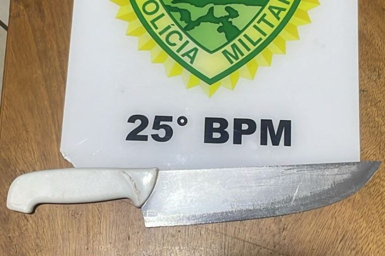 Homem ameaça companheira com faca no Parque Bonfim, em Umuarama. Na foto, a arma branca na mesa do 25º BPM.