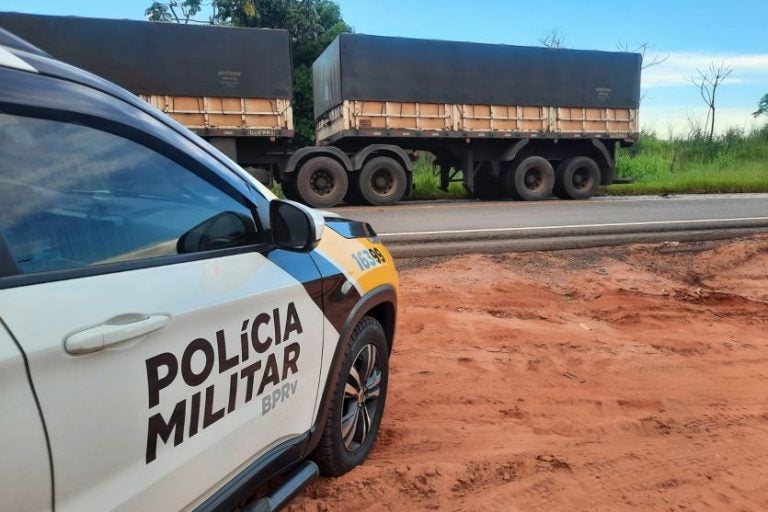 Acidente na PR-180 em Cruzeiro do Oeste. Na foto, uma viatura da PRE ao lado de um caminhão envolvido na colisão.