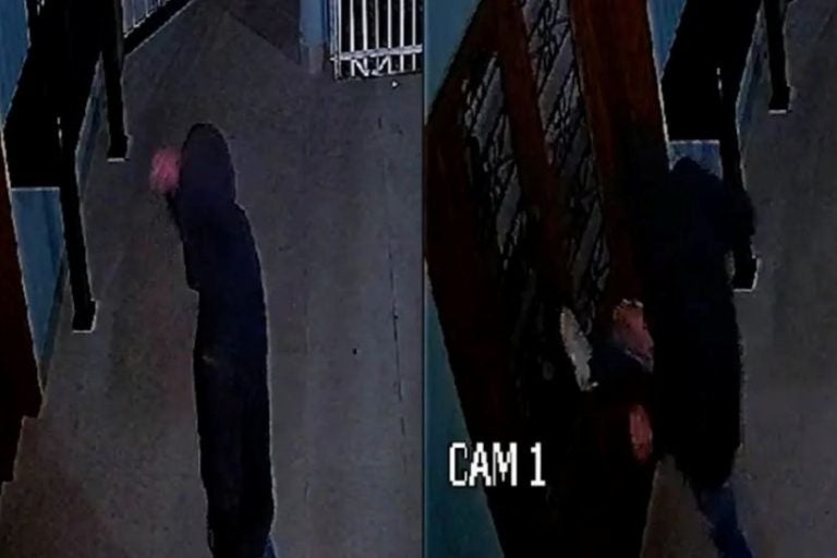 Ladrão faz sinal da cruz antes de invadir restaurante. Na foto, o momento do ato capturado pelas câmeras de segurança.