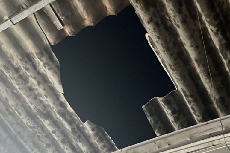 Estudante que caiu de telhado sofreu fratura no braço. Na foto, o buraco deixado pelo estudante na queda.