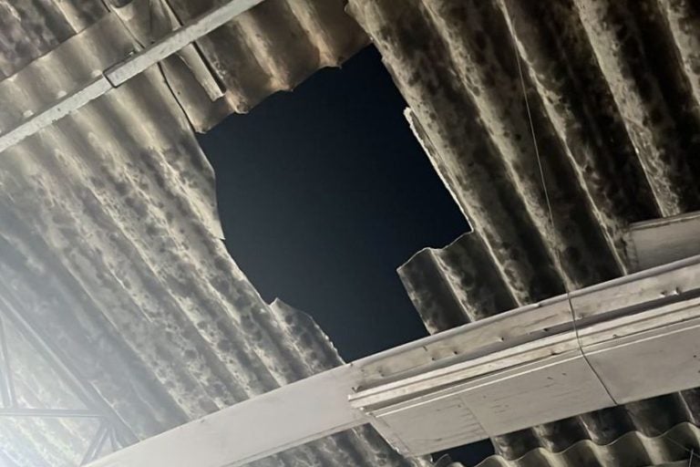 Estudante cai de telhado em Umuarama após pular muro de colégio. Na foto, o buraco deixado no telhado durante a queda.