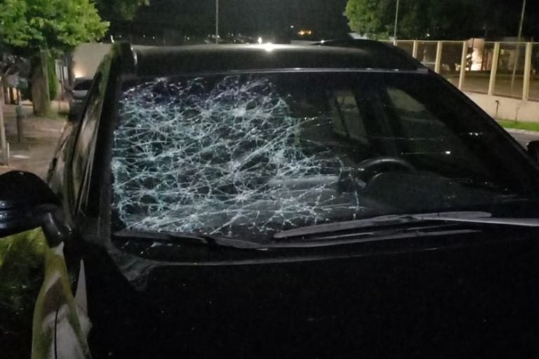 Mulher agride companheiro em Umuarama e o ameaça com faca. Na foto, o para-brisa do carro da vítima com o vidro danificado.