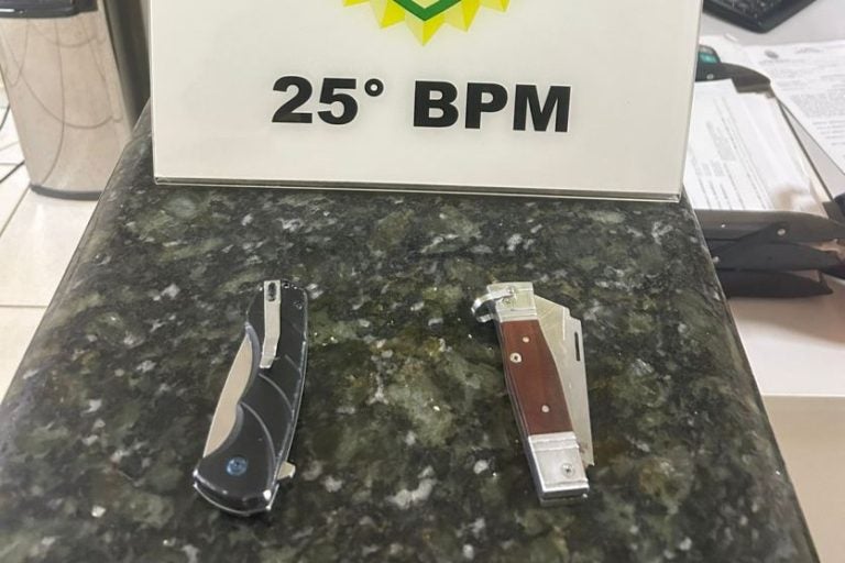 Homem ameaça entregador em Iporã. Na foto, os canivetes apreendidos pela PM.
