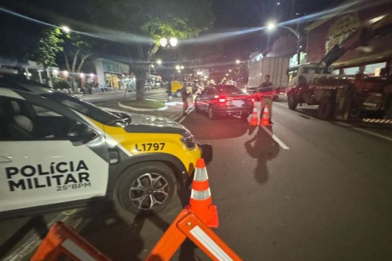 Operação Lei Seca em Umuarama. Na foto, um dos pontos da blitz na avenida Paraná.