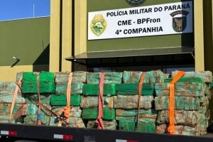 Carga milionária de crack e maconha apreendida pelo BPFron, em Iporã. Na foto, as drogas em uma carreta.