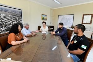 Combate ao furto de fios de cobre em Umuarama. Na foto, equipes da PCPR e do município durante uma reunião.