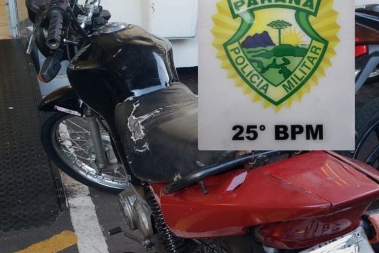 Jovem preso com motocicleta adulterada em Umuarama. Na foto, o veículo com uma placa do 25º BPM na garupa.