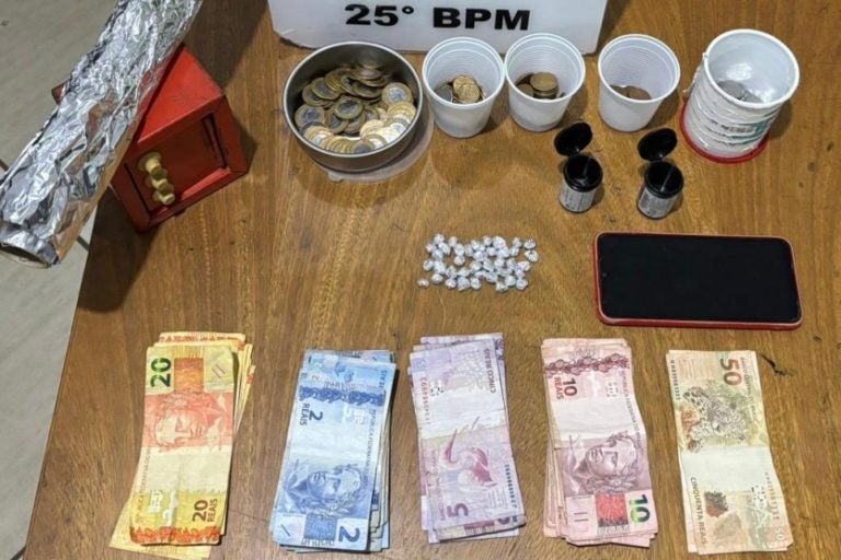38 pedras de crack são apreendidas em Maria Helena. Na foto, o dinheiro e a droga na mesa da PM.