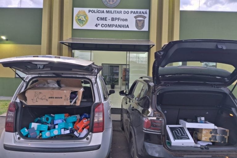 R$ 298 mil em contrabando na PR-479. Na foto, dois veículos com as cargas na sede do BPFron de Umuarama.