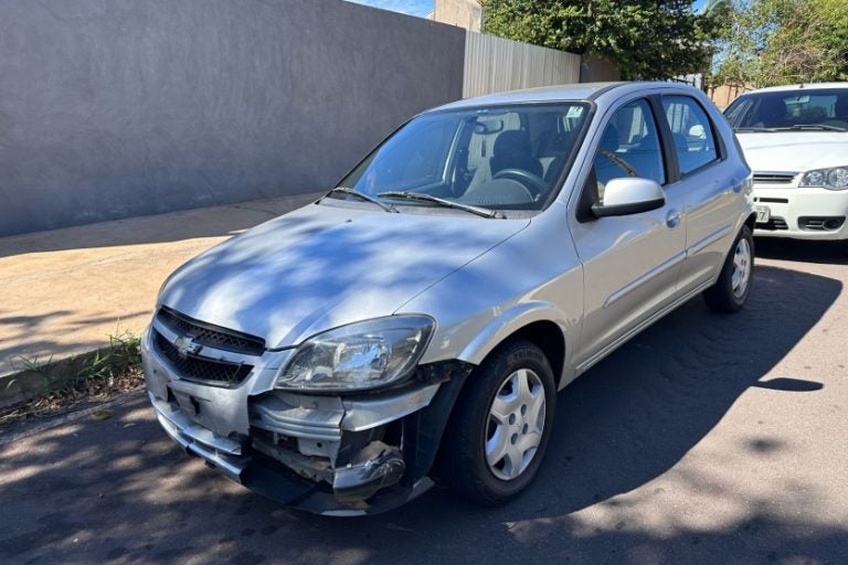 Motociclista é derrubada em Umuarama após ser atingida por carro. Na foto, o automóvel que atingiu a vítima.