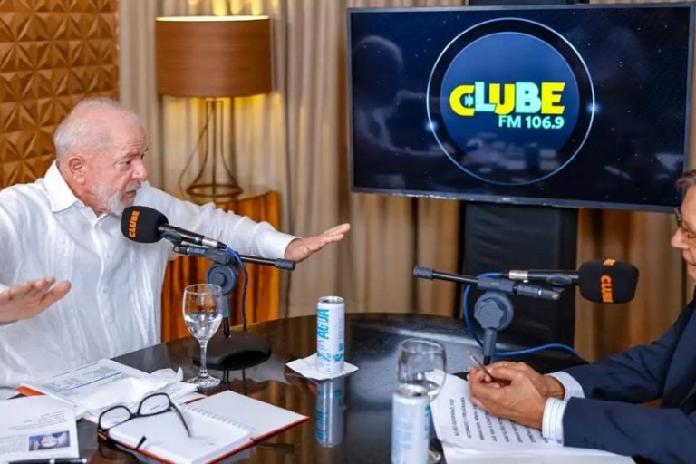 Brasil irá reagir às taxações Trump, promete Lula. Na foto, o presidente Lula em entrevista.