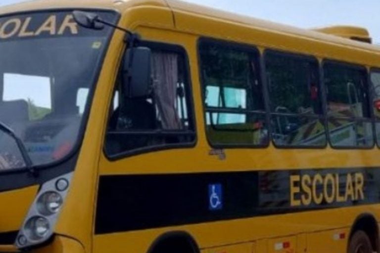 Crianças ficam feridas em acidente com ônibus escolar. Na foto, um ônibus escolar para ilustrar a matéria.
