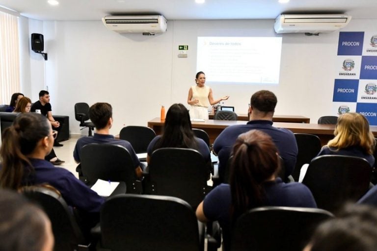 Procon de Umuarama passa por treinamento de desburocratização. Na foto, os profissionais assistindo a capacitação.