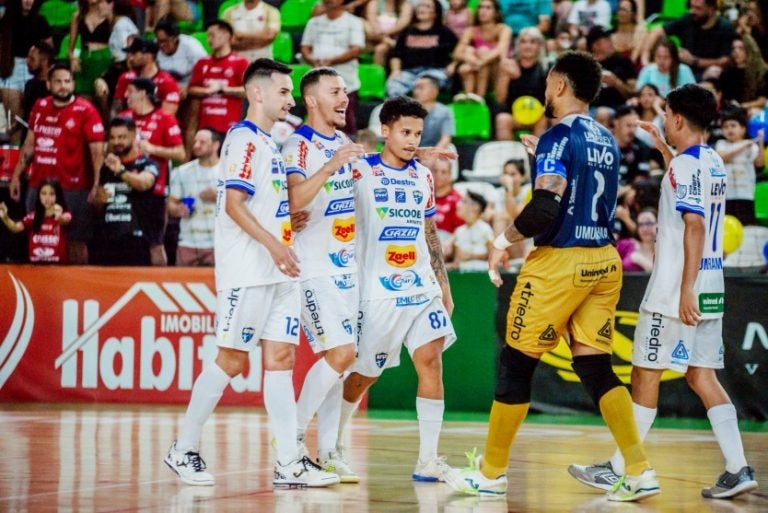 Umuarama Futsal enfrenta Atlântico de Erechim. Na foto, o time da AFSU após a vitória sobre o Goioerê.