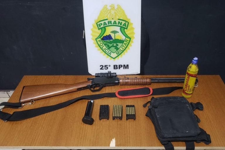 Homem joga pesticida na ex, em Umuarama. Na foto, a substância e armas na mesa da PM.