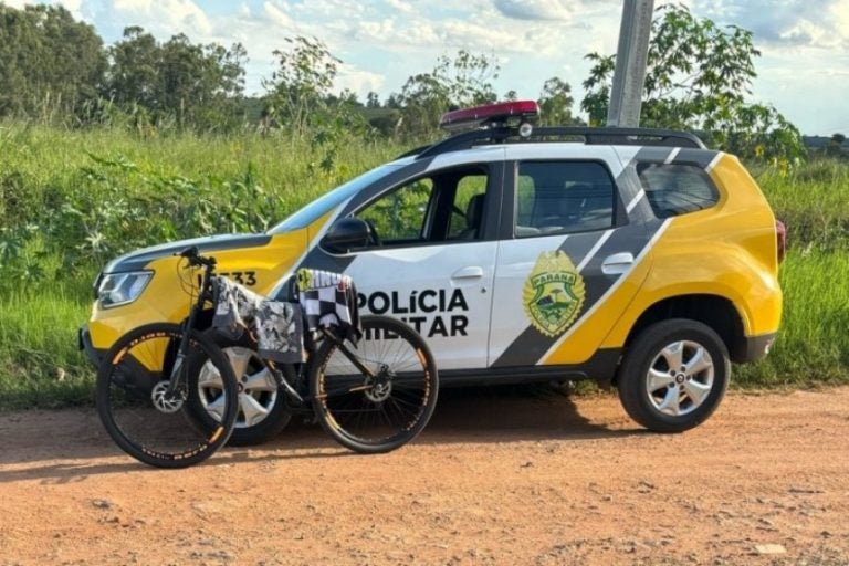Bicicleta furtada em Maria Helena é recuperada pela PM. Na foto, o veículo ao lado de uma viatura policial.