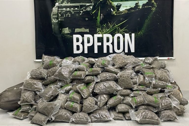 R$ 578 mil em maconha na PR-323 é apreendido pelo BPFron. Na foto, a carga da droga na sede do BPFron.