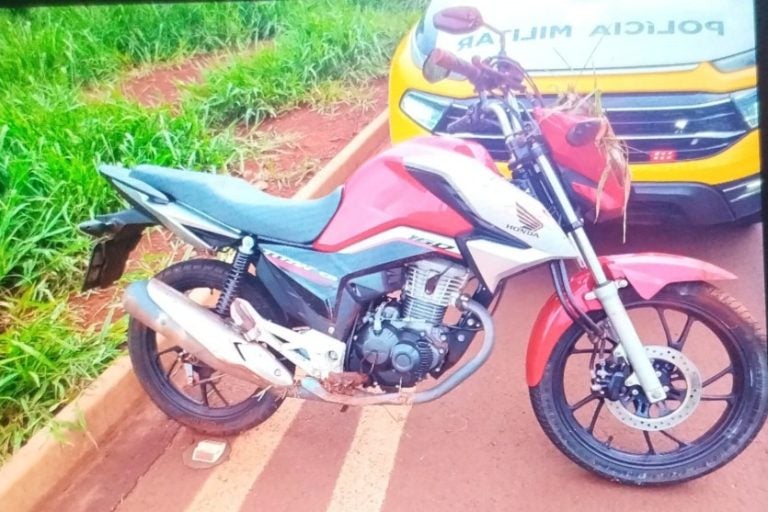 Motociclista cai na PR-239, em Assis Chateaubriand, e se fere. Na foto, o veículo da vítima ao lado de uma viatura.