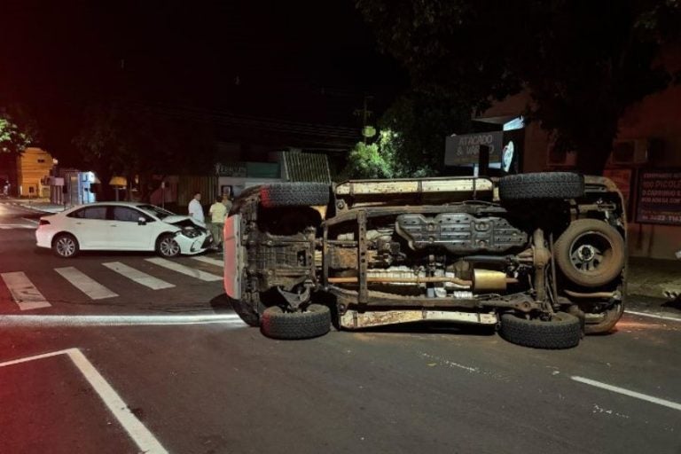 Colisão e capotamento no Centro de Umuarama deixa feridos. Na foto, a caminhonete capotada e o automóvel batido.