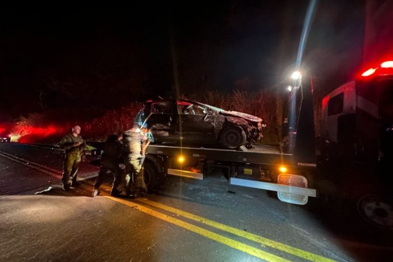 Menor capota carro com maconha na PR-485, em Xambrê. Na foto, o veículo sendo recolhido por um guincho.