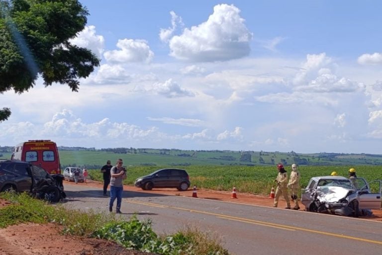Homem morre na PR-082. Na foto, o local da colisão frontal entre os veículos.