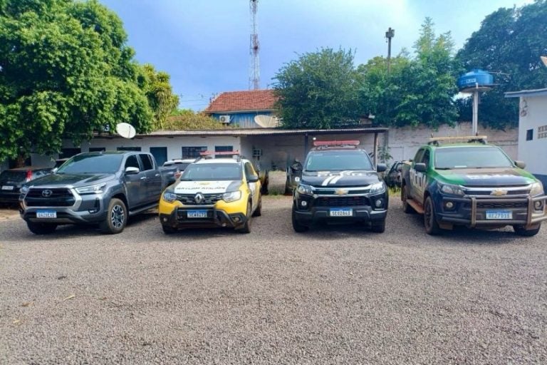 Hilux furtada no Cemil é recuperada em Icaraíma. Na foto o veículo ao lado de viaturas policiais.