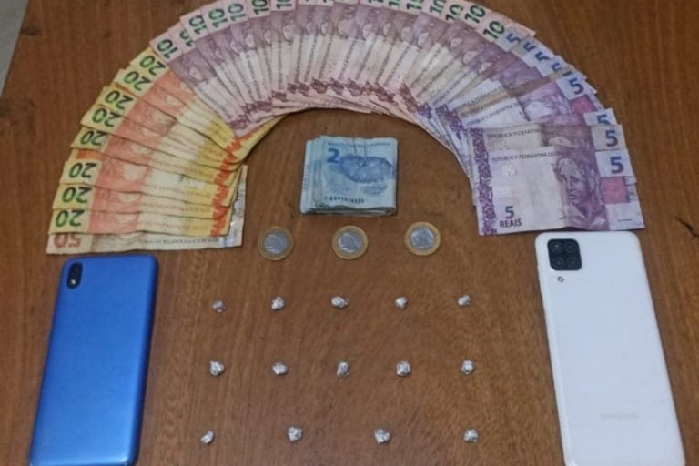 Adolescentes com crack em Umuarama são apreendidos pela PM. Na foto, as pedras da droga e dinheiro.