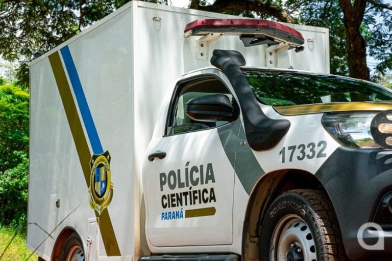 Motorista morre em Tapira após colisão com árvore. Na foto, uma viatura do IML para ilustrar a matéria.