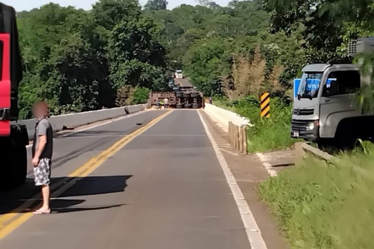 PR-323 fica bloqueada após tombamento de carreta na ponte sobre o rio Ivaí.