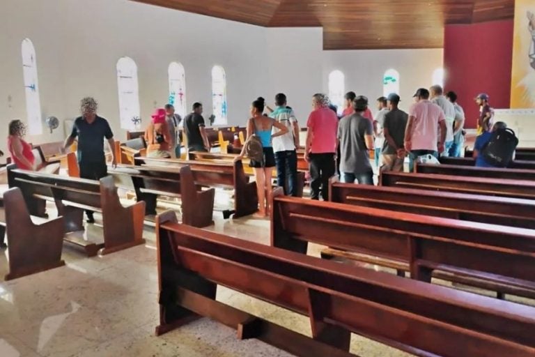 Homicídio em Ivaté ocorreu foi testemunhado por padre. Na foto, o interior da Paróquia da Ressureição.
