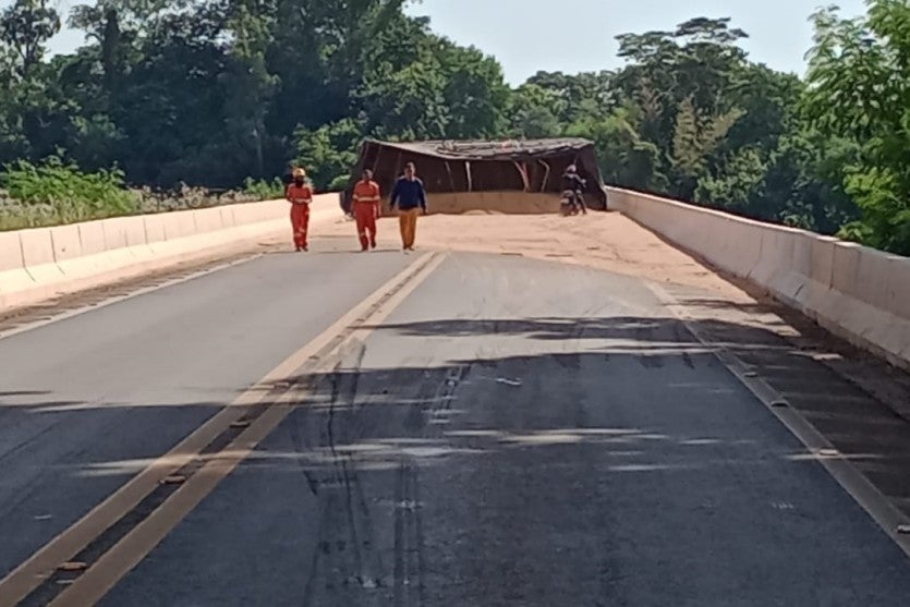 PRE libera PR-323 em meia pista após acidente com carreta. Na foto, o veículo tombado no trecho.