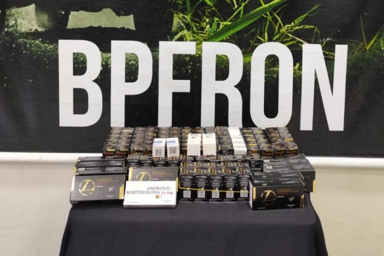 BPFron apreende anabolizantes em Umuarama. Na foto, os produtos apreendidos dispostos na mesa do BPFron.
