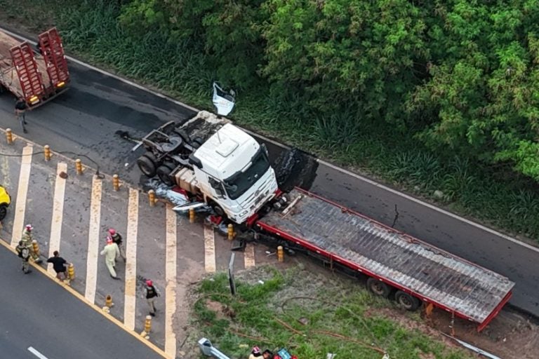 Caminhoneiro morre na PR-323 após grave acidente com caminhão prancha. Na foto, uma imagem aérea do veículo.