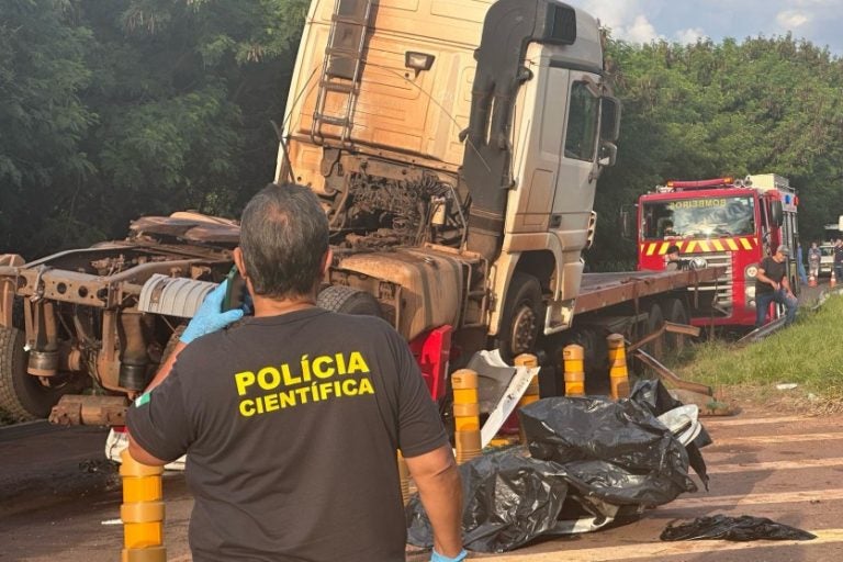 Acidente com caminhão prancha na PR-323, em Umuarama. Na foto, a Polícia Científica ao lado do veículo envolvido no acidente.