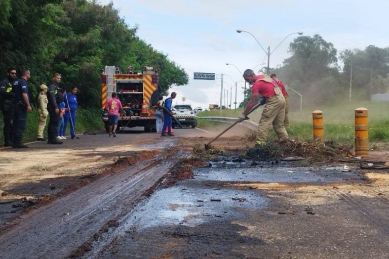 Acidente com óbito na PR-323: rodovia é liberada. Na foto, equipes fazendo a limpeza do óleo no trecho.