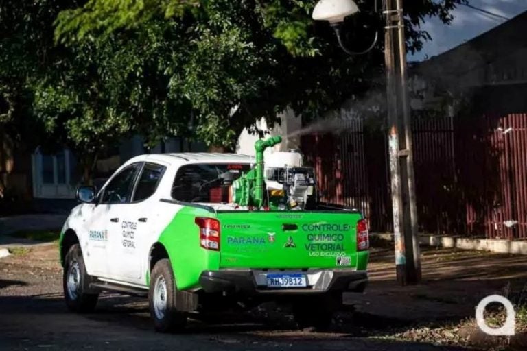 Dengue na RS de Umuarama: região é a 3ª com mais casos. Na foto, um carro do "fumacê" passando pela cidade.