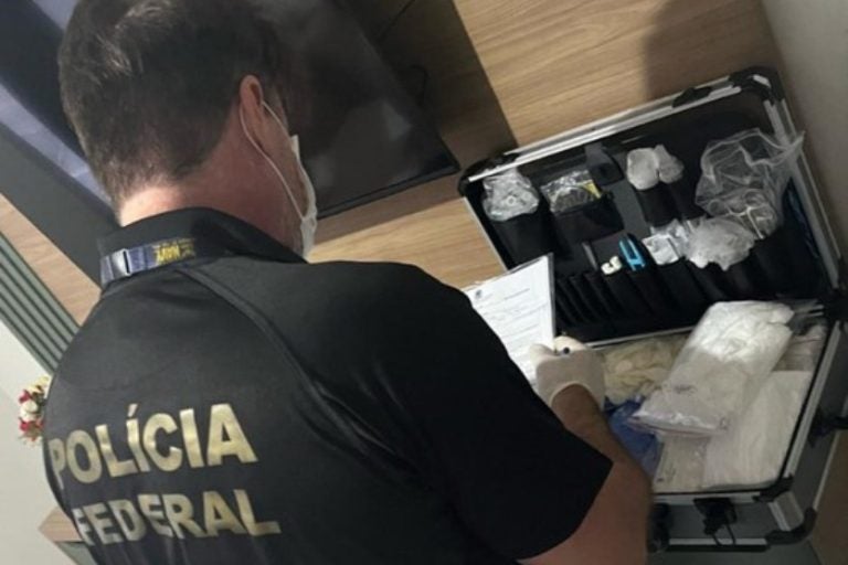 Roubo a agência da Caixa: Quadrilha é presa pela Polícia Federal. Na foto, um agente da PF verificando uma maleta.