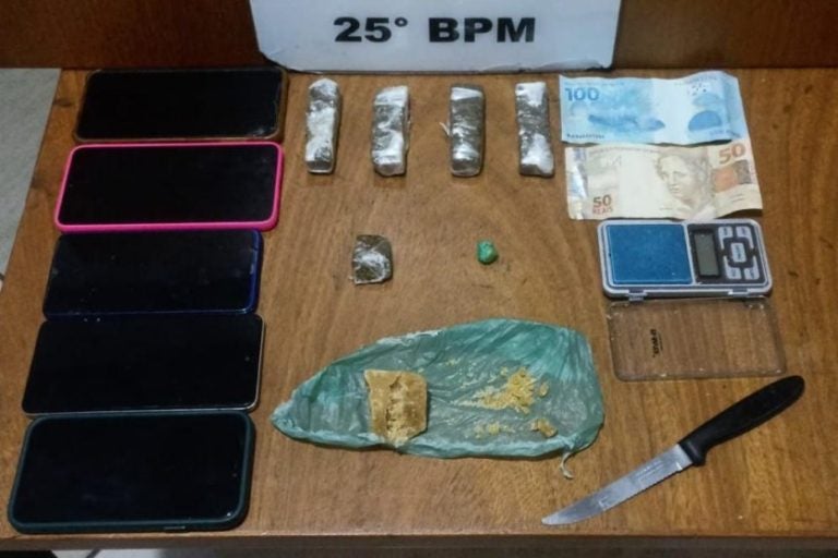 PM prende seis em Umuarama por suspeita de tráfico de drogas. Na foto, os materiais apreendidos.